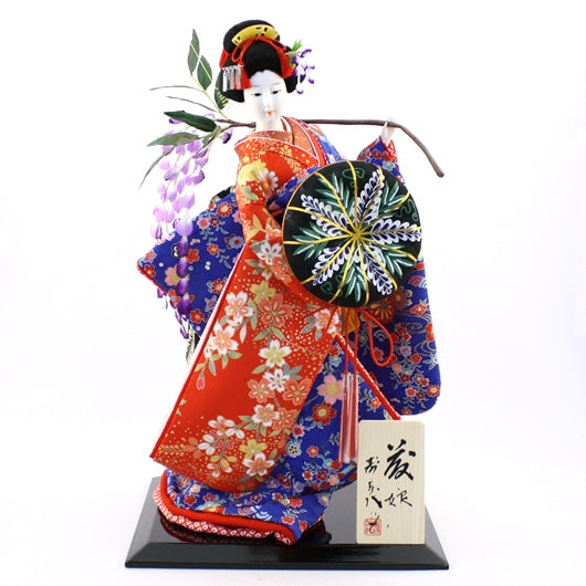 Fujimusume – Japán baba selyemkimonóban